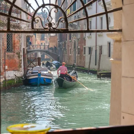 Casa Flavia Ai Morosini - Luxury With Canal View بيت للعطل البندقية